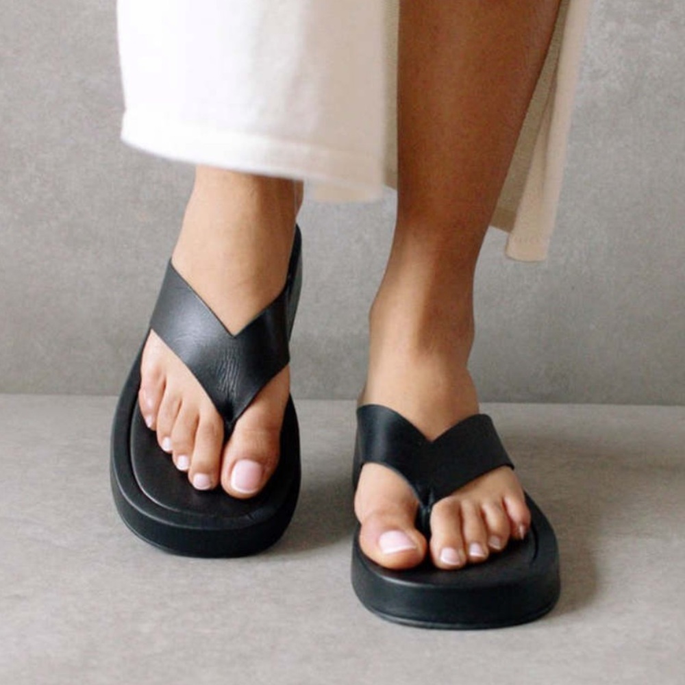 ALOHAS Black Platform Toe-Post Sandals